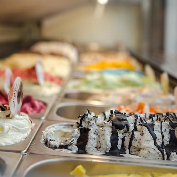 bacs de glace de différentes saveurs