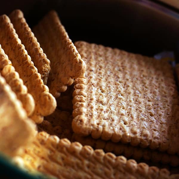 plusieurs biscuits secs