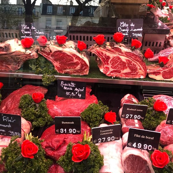 plusieurs types de viande sur l'étal d'un boucher