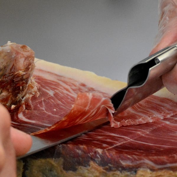 coupe d'une tranche de charcuterie