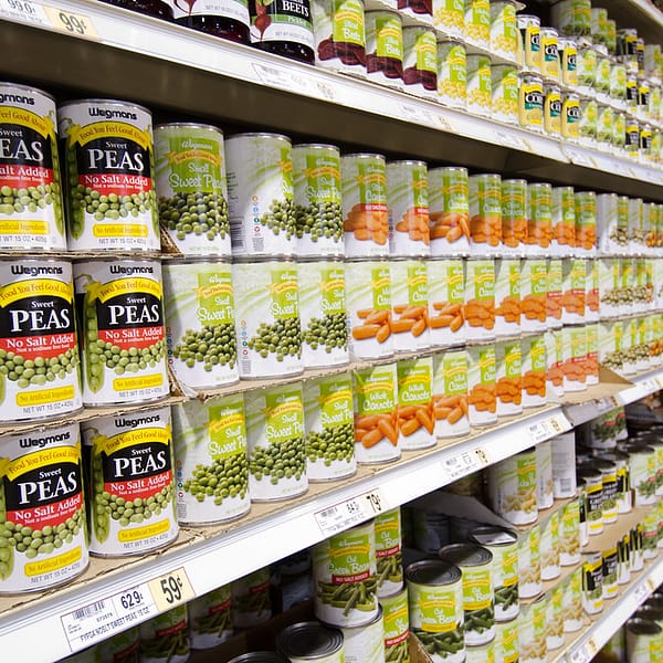 conserves de légumes dans les rayons d'un supermarché