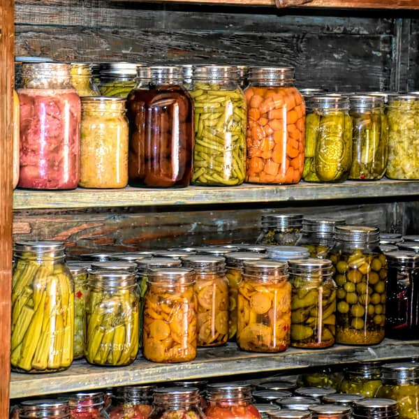 conserves de légumes artisanales sur une étagère