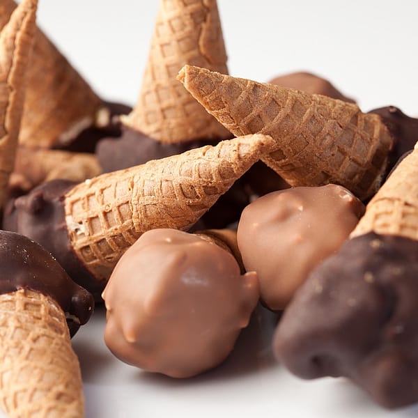 mini cônes avec un coeur vanille et une couche de chocolat