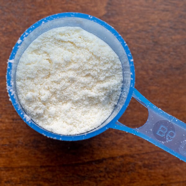 lait en poudre dans une cuillère