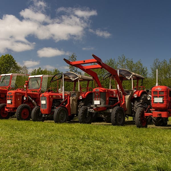 rangée de plusieurs machines agricoles dans un champ