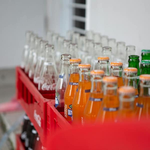 bouteilles de sodas en verre dans un cageot