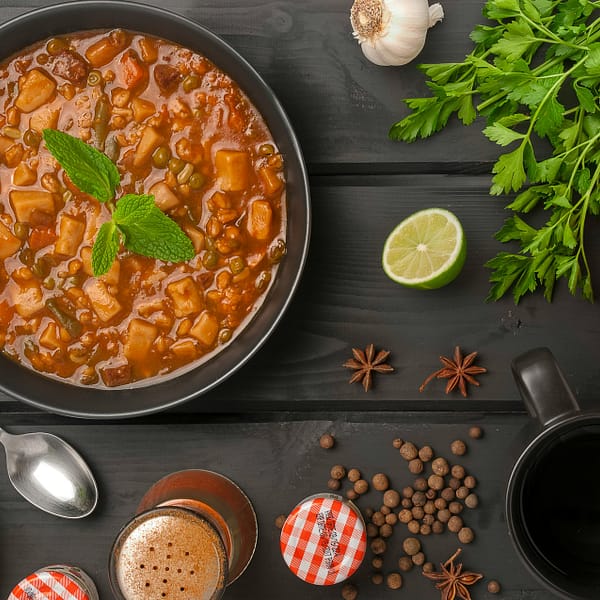 soupe avec des morceaux de légumes