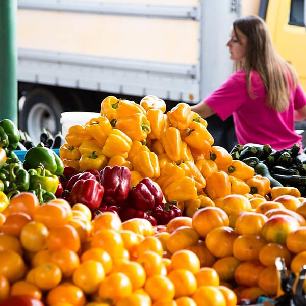 poivrons, courgettes et tomates sur un marché en plein air