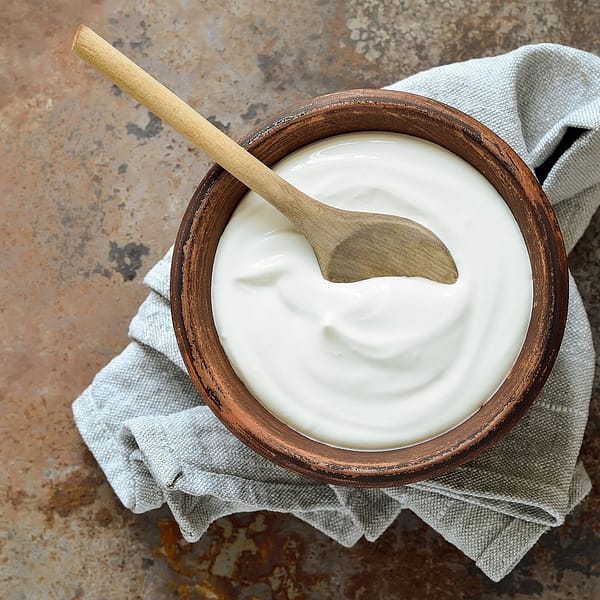fromage blanc dans un pot en bois