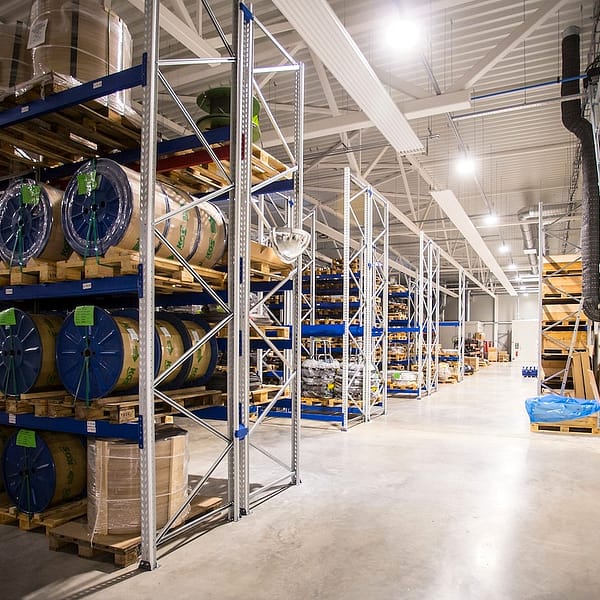 entrepôt qui stocke des équipements automobiles