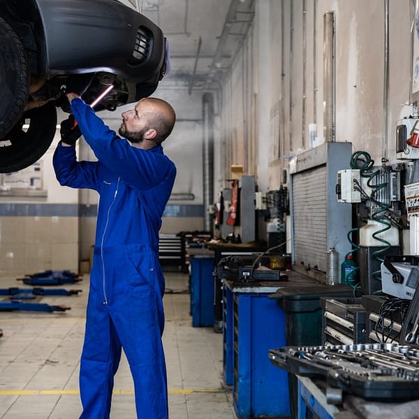 mécanicien qui contrôle une voiture