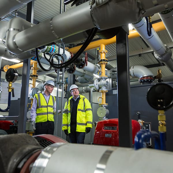 deux techniciens qui examinent une installation de chauffage