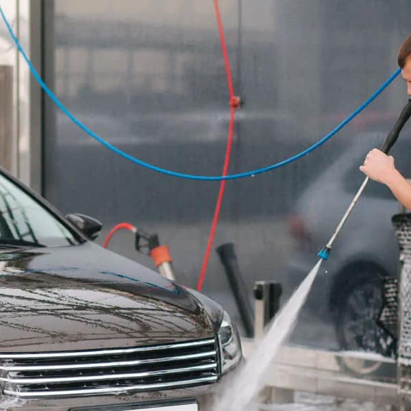 lavage d'une voiture au jet d'eau