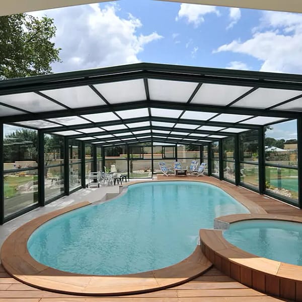 abris haut pour une piscine haut de gamme