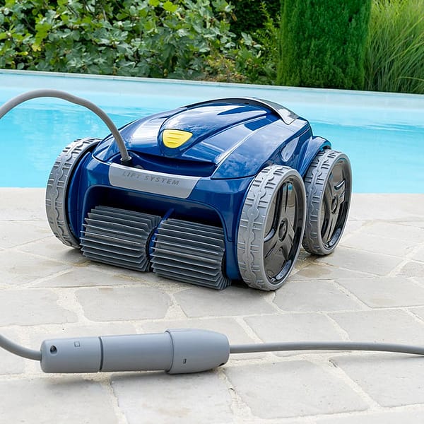 un robot de piscine au bord de l'eau