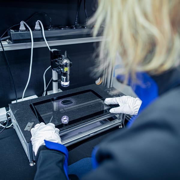 technicienne dans une usine de verre