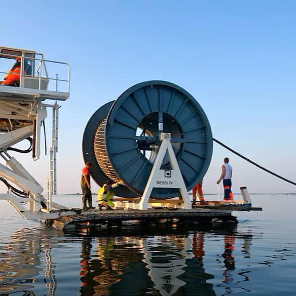 mise en place d'un câble sous-marin
