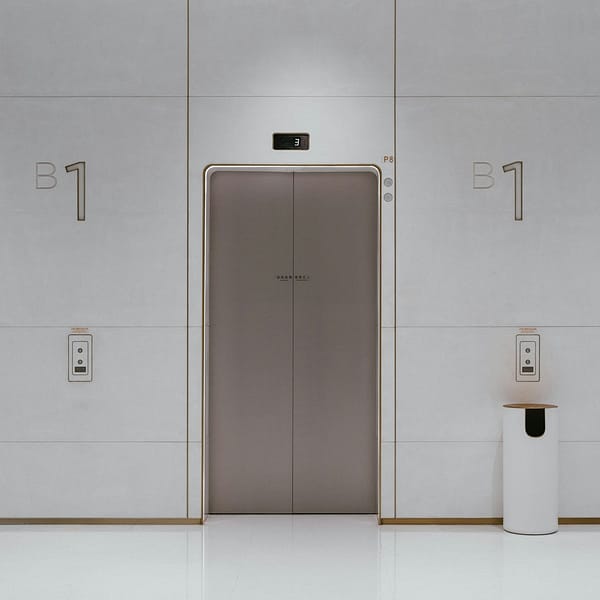 Trois portes d'ascenseur