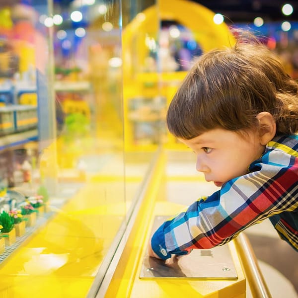 Un enfant dans un magasin de jouets
