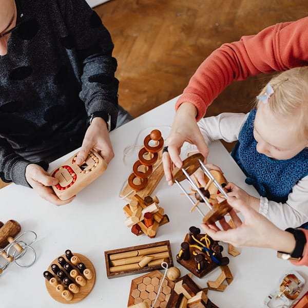 adultes et enfants autour d'une table remplie de jouets