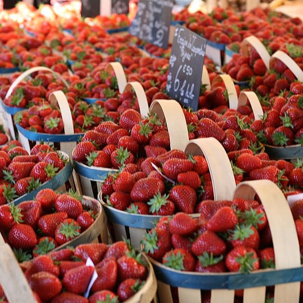 barquettes de fraises sur un marché