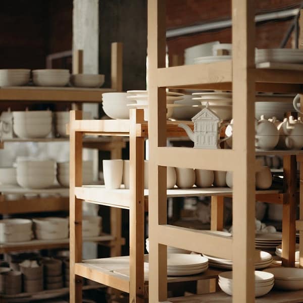 étagères remplies d'articles en céramique