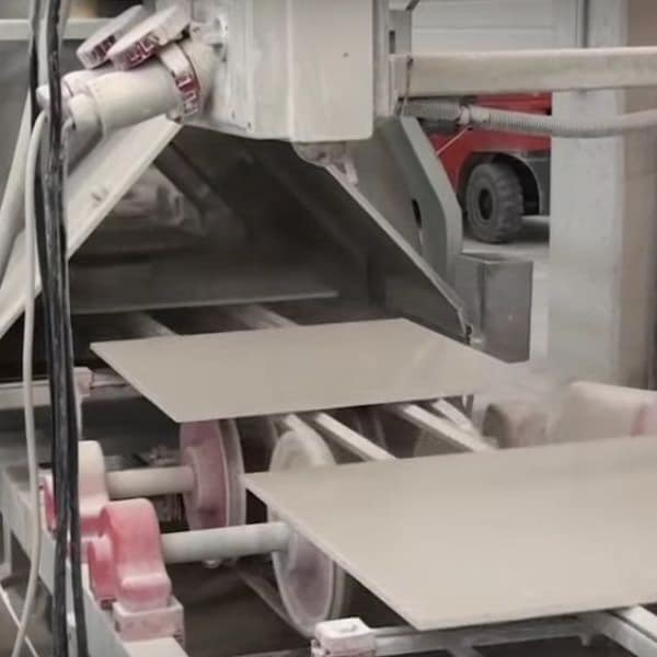 machine produisant des carreaux de carrelage
