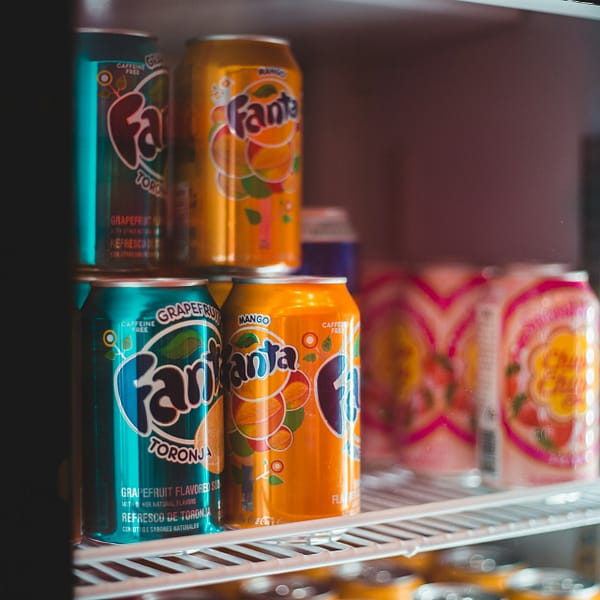 Canettes de Fanta dans un frigo