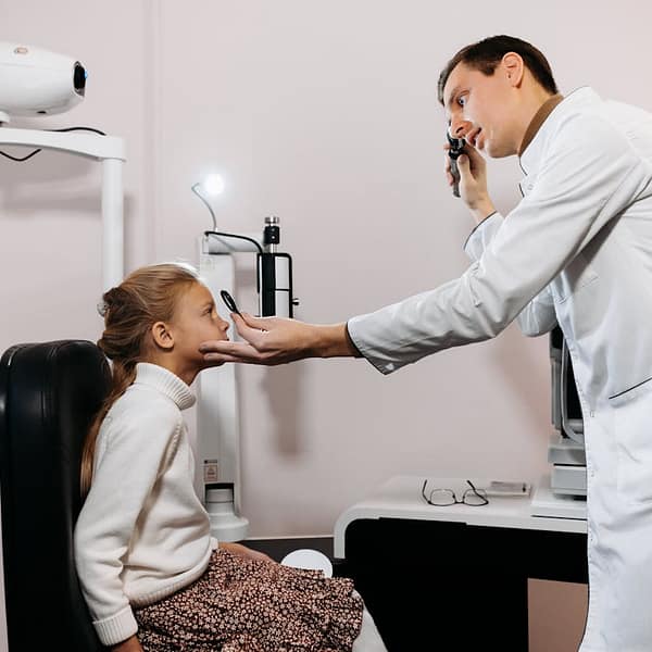 examen de la vision d'une patiente dans un centre ophtalmologique