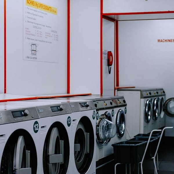une ligne de machines à laver dans une laverie en libre service