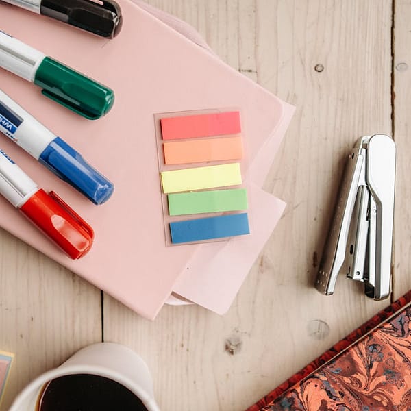 feuilles, cahiers, feutres et agrafeuse