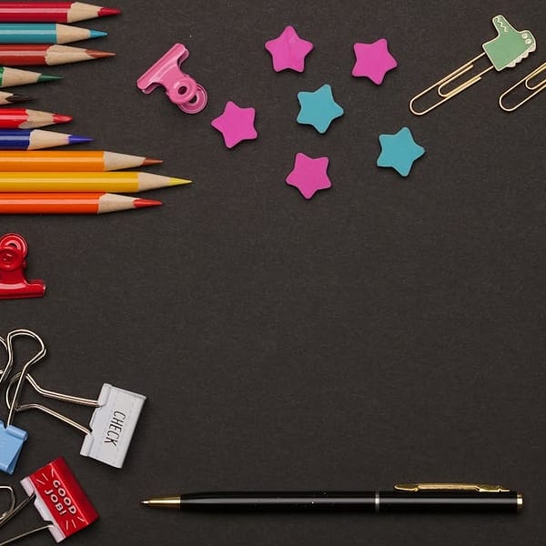 crayons, agrafes, et fournitures de bureau