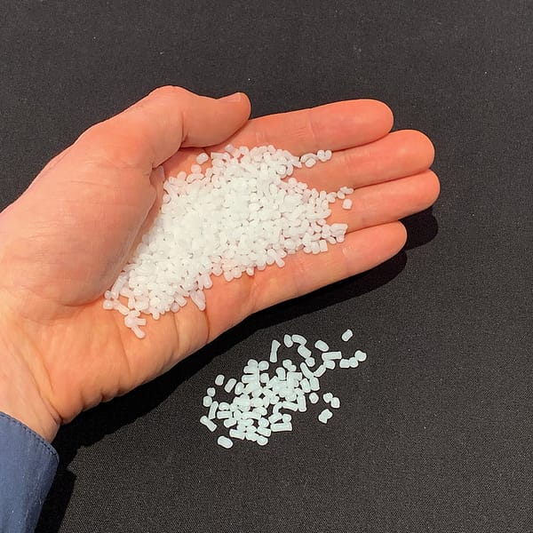 polymère de plastique dans une main