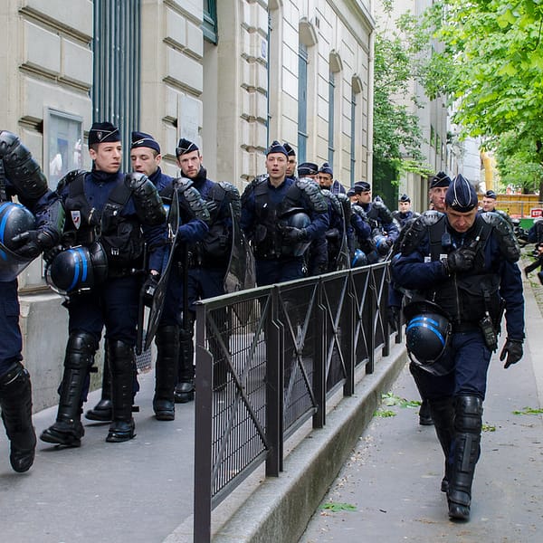 policiers en uniforme à Paris