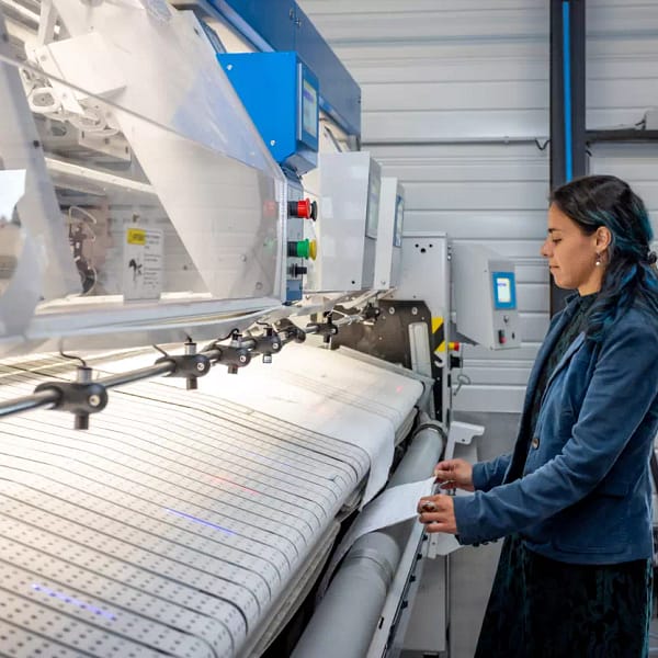 ouvrière dans une blanchisserie industrielle