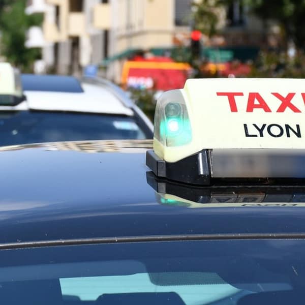 lumineux de taxi à Lyon