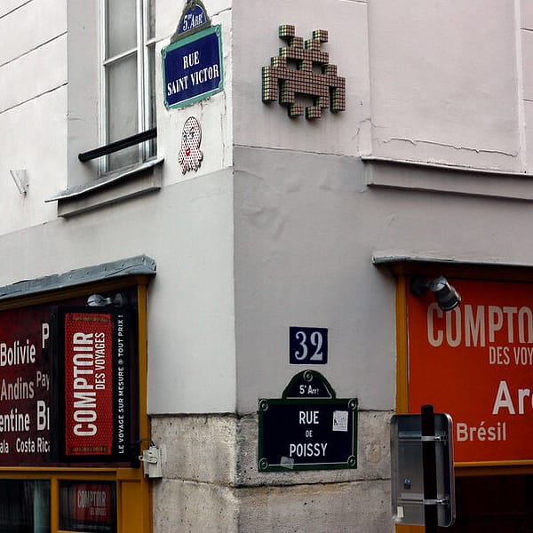 agence de voyage au coin d'une rue