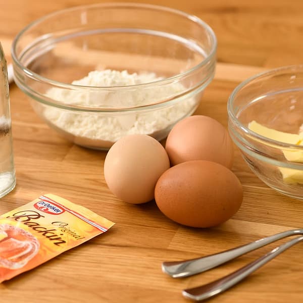farine, oeufs et sachet pour une préparation pâtissière