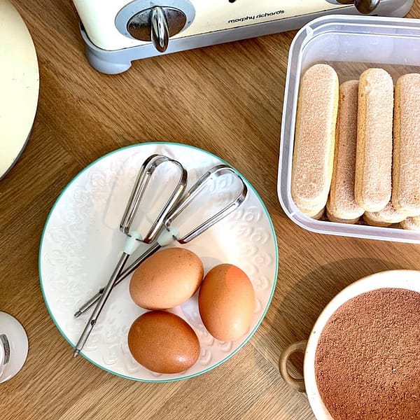 oeufs, chocolat et bâton à biscuit pour préparer un gâteau