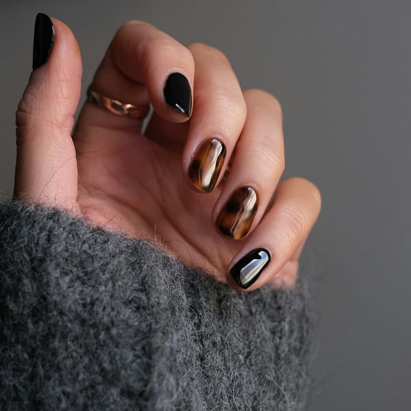 zoom sur les ongles d'une main