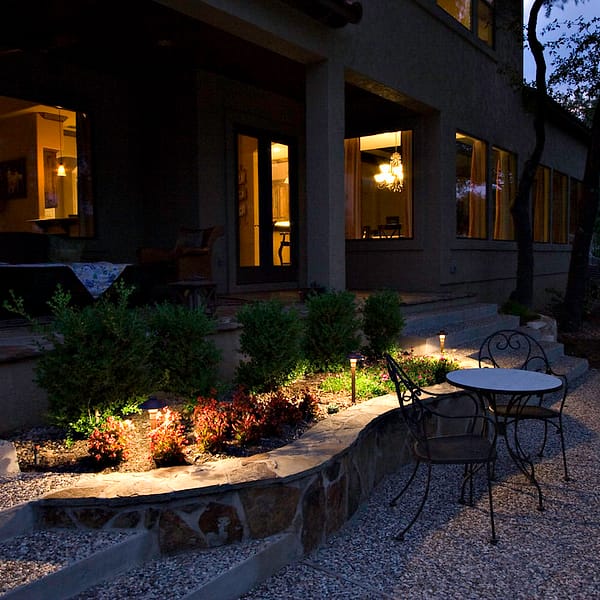 extérieur d'une maison illuminée la nuit