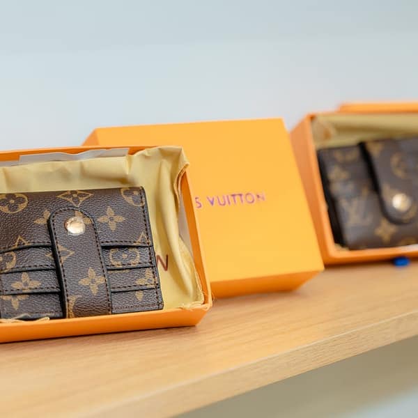 emballages d'un portefeuille Louis Vuitton