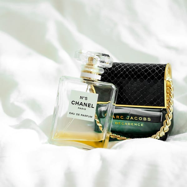 flacon d'un parfum Chanel avec un sac de luxe