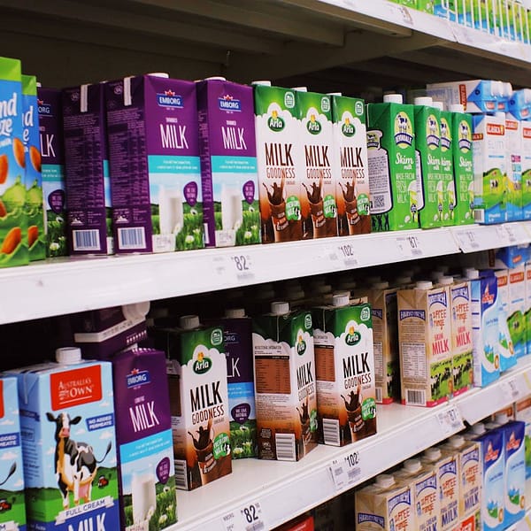 boites de lait en carton dans une grande surface