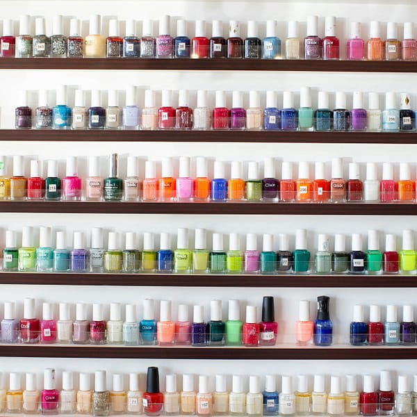 étagères remplies de vernis à ongle