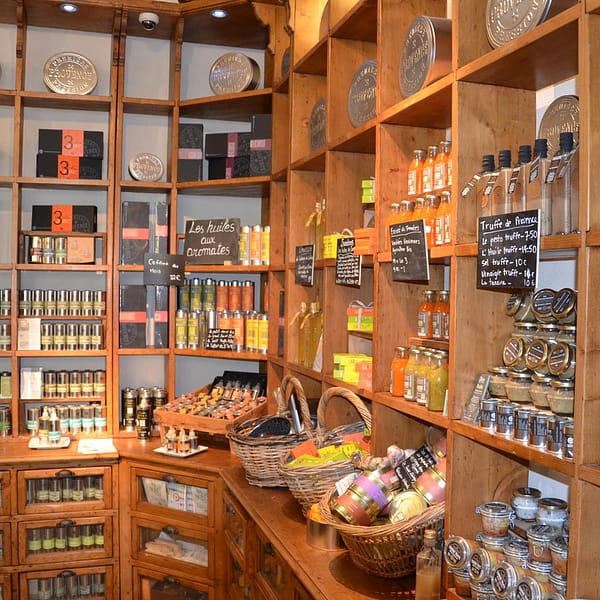 intérieur d'une épicerie fine remplie de produits alimentaires gourmets