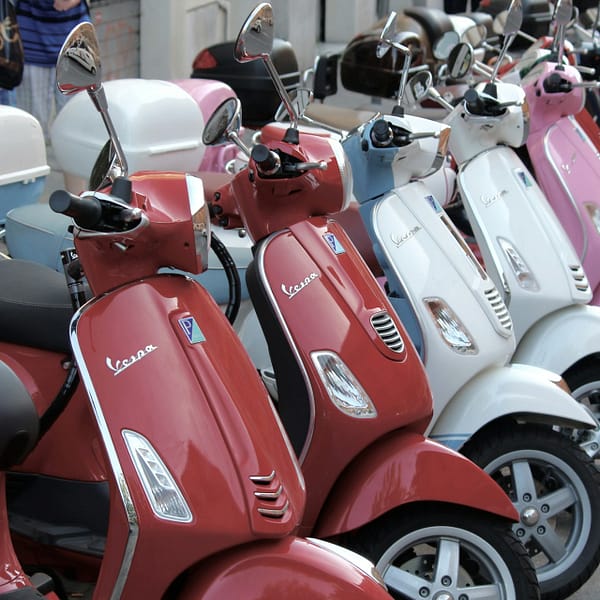rangée de scooters garés dans une rue