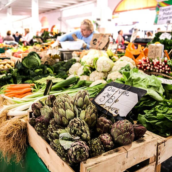 artichauts en vente sur un marché aux fruits et légumes