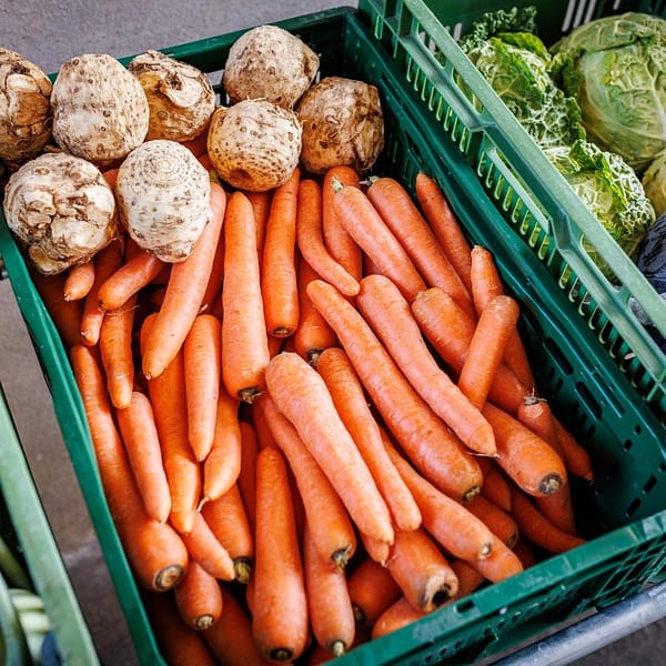 caisses de légumes contenantes carottes