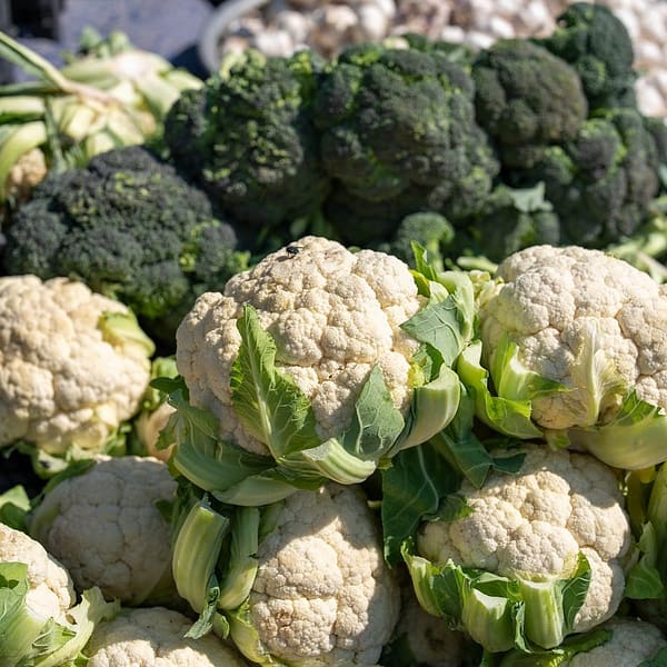 choux-fleurs et brocolis sur un marché